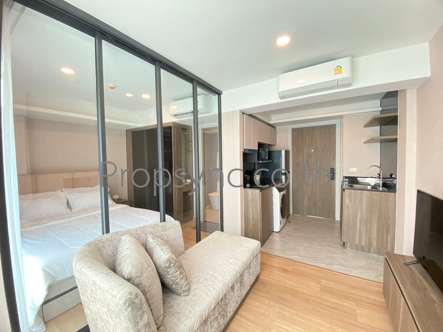 LLOYD Soonvijai-Thonglor